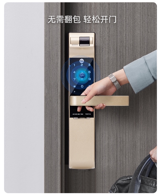手里拿著手機的照片

描述已自動生成