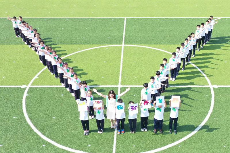 崇明區東門小學學生和老師們擺出一對翅膀，振翅欲飛。（來源：上海教育微信公眾號）