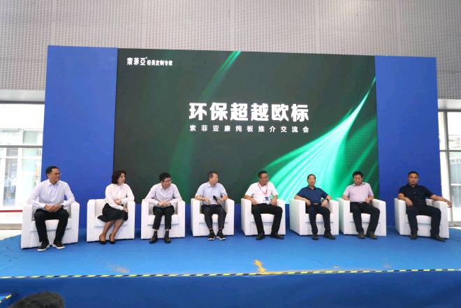 圖片包含 人, 建筑, 前, 男人
描述已自動(dòng)生成