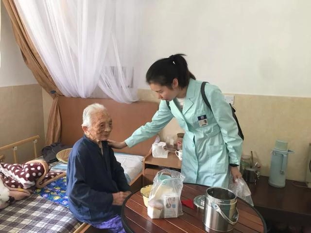 家有健康總裁李穎:共讀中華書,“伴你成長”關愛偏遠地區兒童