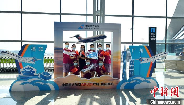 南航首架國產(chǎn)ARJ21飛機正式投入商業(yè)運營。　姬東 攝