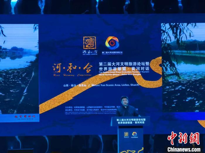 依舊是一身中山裝，在山西臨汾云丘山上，單霽翔開(kāi)啟他的第N次演講。年近七旬的他，一如既往，奔波在中華文化守護(hù)之路上。　高雨晴 攝