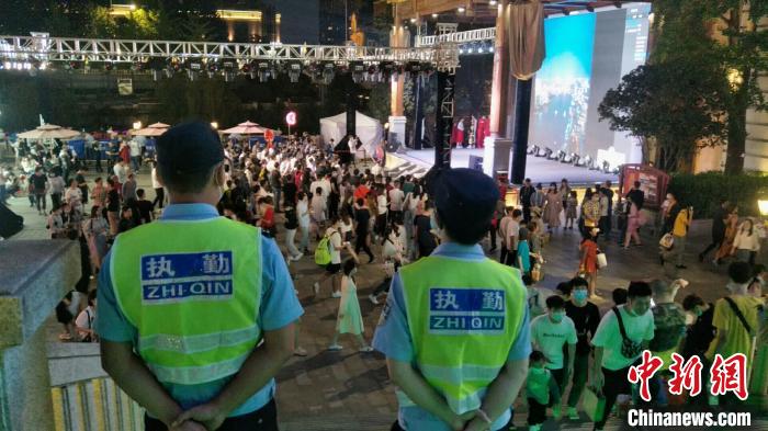 圖為，武漢警方加大大型活動安保 卞鴻飛 攝