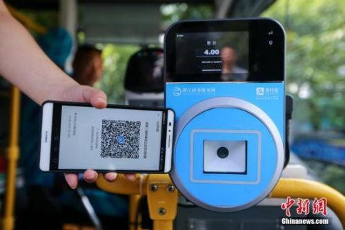 資料圖：民眾乘坐交通工具出行時使用手機支付。中新社發 許康平 攝