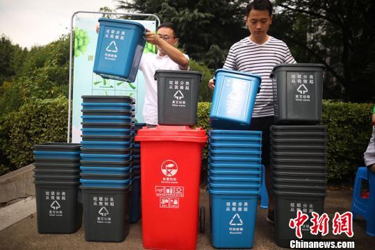 資料圖：大學生將印有“垃圾分類，從我做起”字樣的垃圾桶擺放整齊。　泱波 攝