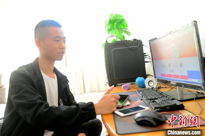 今年28歲的吳建新2016年從山西財經大學畢業后，選擇回到家鄉從事電商，銷售百香果、地瓜干等當地農特產品。　張金川 攝