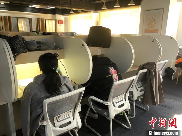 市民在共享自習室中學習 孫博妍 攝