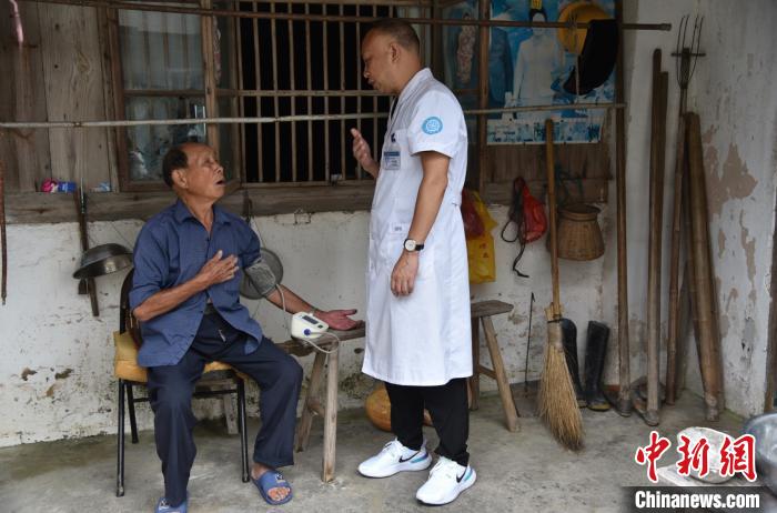 玉環海山鄉全科醫生上門為慢性病患者提供服務 范宇斌 攝