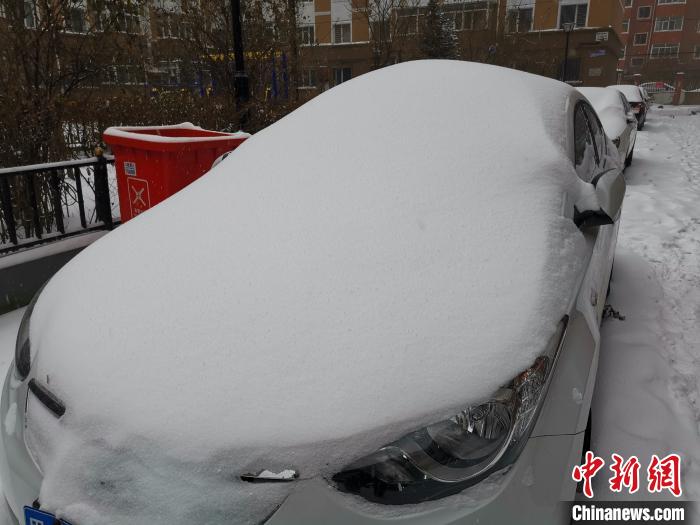 庭院的車輛被雪覆蓋。　姜輝 攝