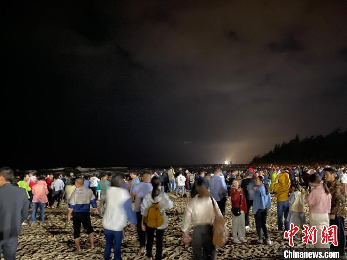 民眾在等候凌晨4時30分的火箭發射。凌楠 攝