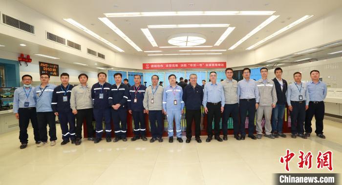 27日0時41分，華龍一號全球首堆——中核集團福清核電5號機組首次并網成功。圖為并網現場。　過東海 攝
