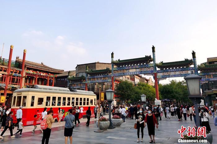2020年9月26日,北京前門大街游客眾多。<a target='_blank' href='http://www.chinanews.com/' >中新網</a>記者 李金磊 攝
2020年9月26日,北京前門大街游客眾多。<a target='_blank' href='http://www.chinanews.com/' >中新網</a>記者 李金磊 攝