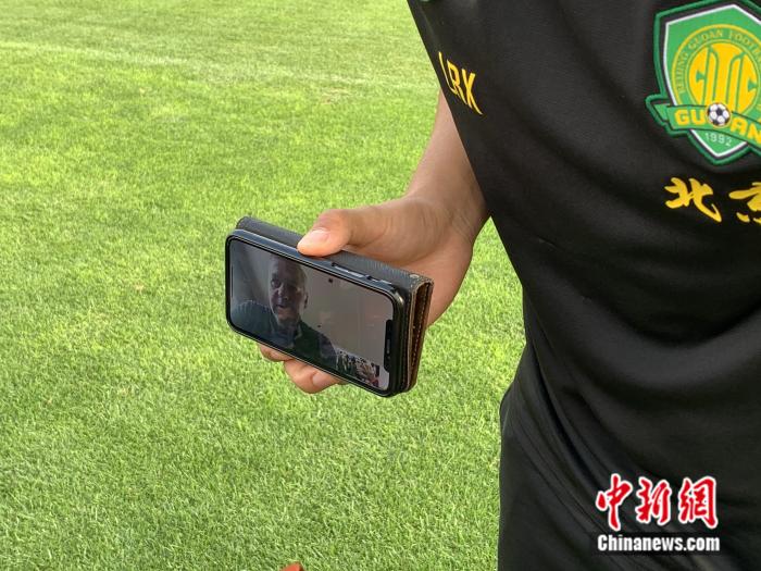資料圖:北京國安的訓練課上,當時滯留在海外的熱內(nèi)西奧完成了一次特殊采訪。卞立群 攝 點擊進入下一頁