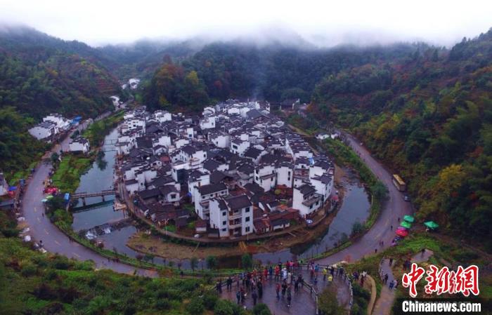 航拍美麗山村江西婺源縣大鄣山鄉(xiāng)菊徑村。村莊山環(huán)水繞，小河成大半圓型，被譽為“中國最圓的村莊”。(資料圖) 劉占昆 攝