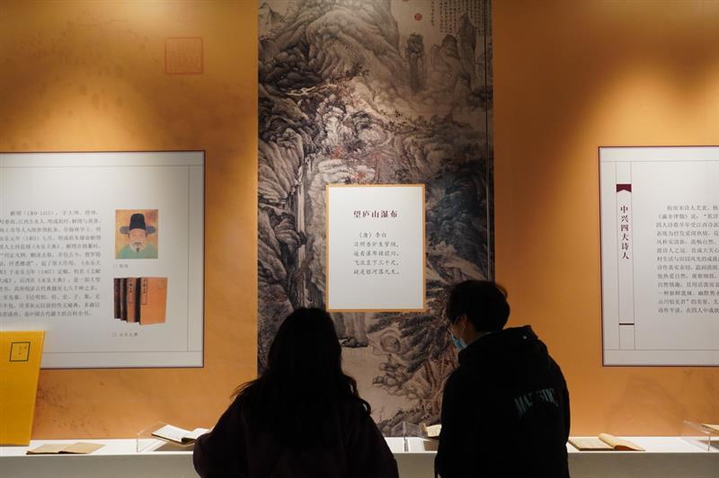 12月21日，觀眾在展覽上參觀。