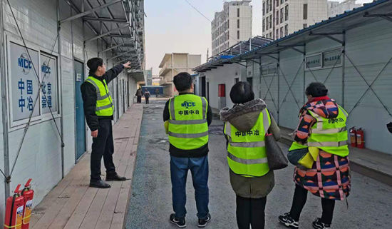 項目經理在生活區介紹關心關愛農民工具體舉措