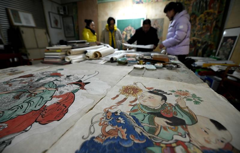 12月23日，民間畫師姚淑龍（右二）在石家莊市新華區燕趙藝術市場工作室向學生傳授繪畫技藝。