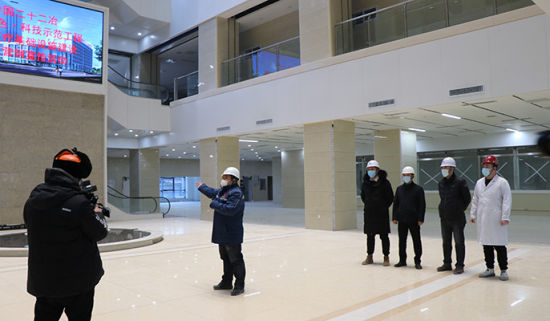 項目總工程師向目標客戶介紹項目綠色施工和新技術應用情況