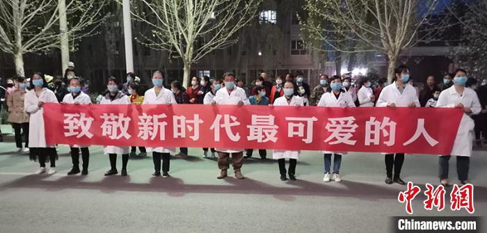 援鄂42天回到五團沙河鎮(zhèn)已是深夜，五團沙河鎮(zhèn)熱烈歡迎袁萌載譽歸來。(資料圖) 武軒 攝