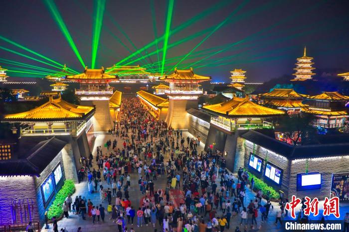 資料圖,圖為唐城景區(qū)夜游項(xiàng)目受歡迎。唐城景區(qū)供圖 資料圖,圖為唐城景區(qū)夜游項(xiàng)目受歡迎。唐城景區(qū)供圖