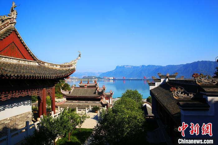 資料圖，圖為屈原祠與三峽大壩隔江相望，成為游客打卡熱門景區(qū)。宜昌市文化和旅游局供圖