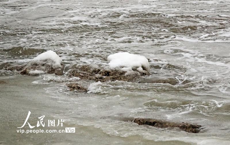 12月29日，遼寧省大連夏家河海濱浴場近海區(qū)出現(xiàn)結(jié)冰。