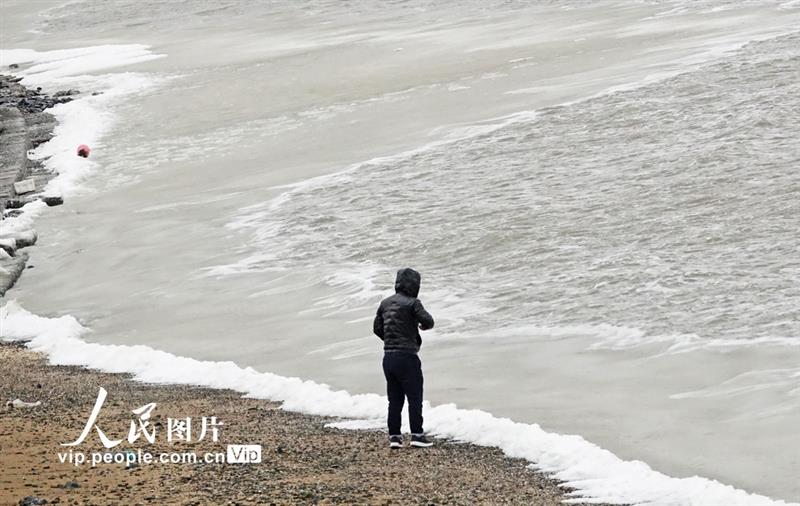 12月29日，遼寧省大連夏家河海濱浴場近海區(qū)出現(xiàn)結(jié)冰。