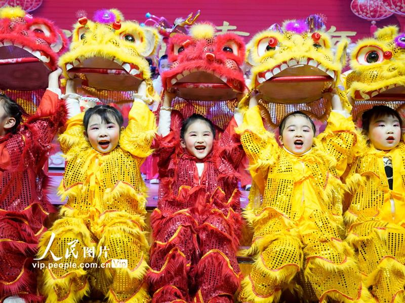 12月30日，孩子們在參加元旦文藝演出喜迎新年。