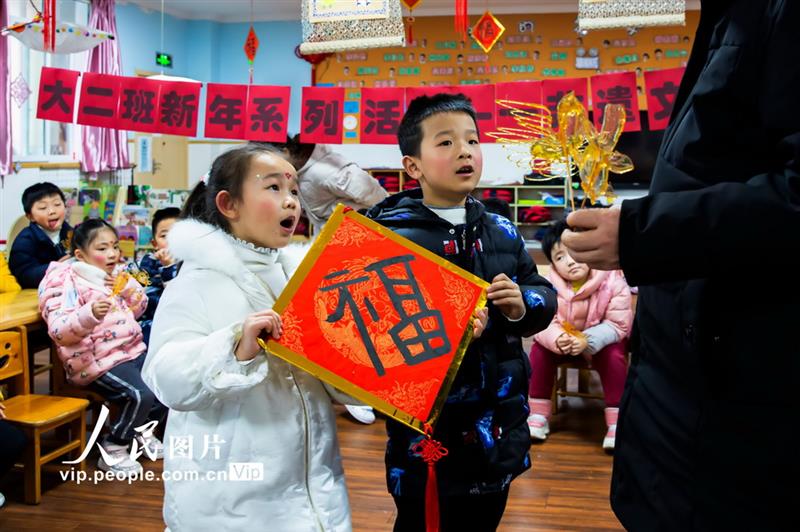 12月29日，孩子們將“福”字送給家長。