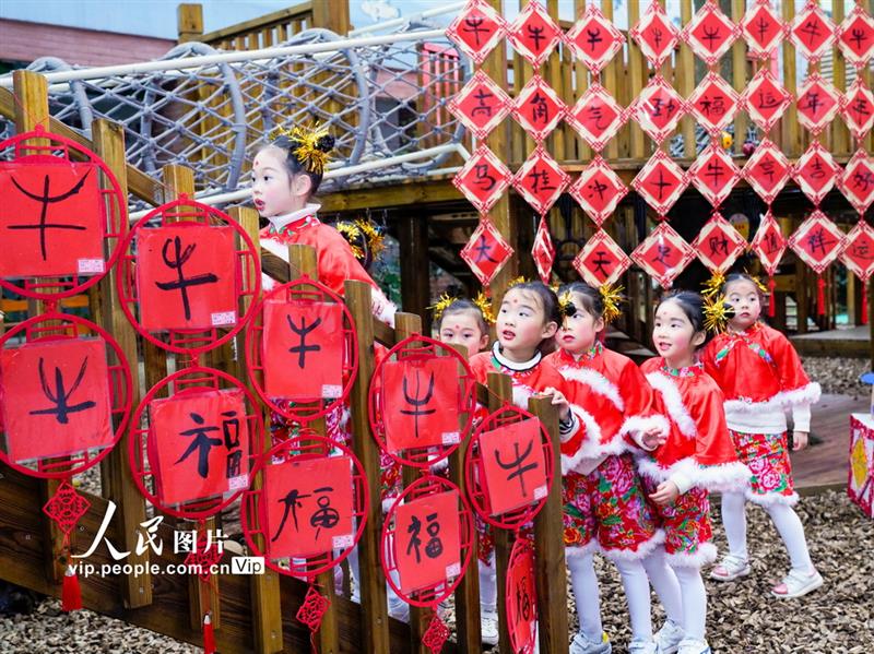 12月30日，參加完元旦文藝演出的孩子們在校園內玩耍。