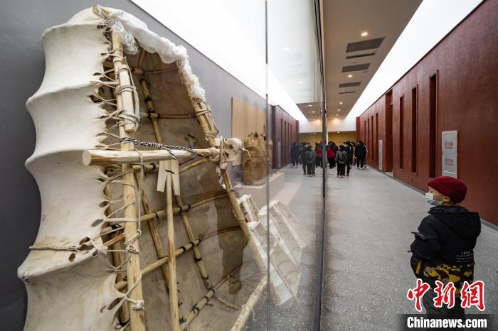 圖為展廳里展示的傳統(tǒng)牛皮船。　何蓬磊 攝