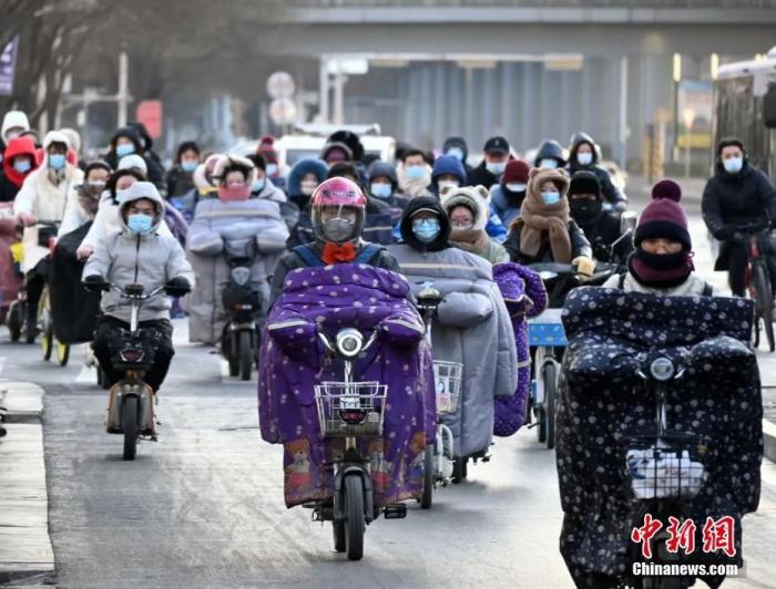 1月5日,河北石家莊市民全副“捂”裝出行。 <a target='_blank' href='http://www.chinanews.com/'>中新社</a>記者 翟羽佳 攝 點擊進入下一頁