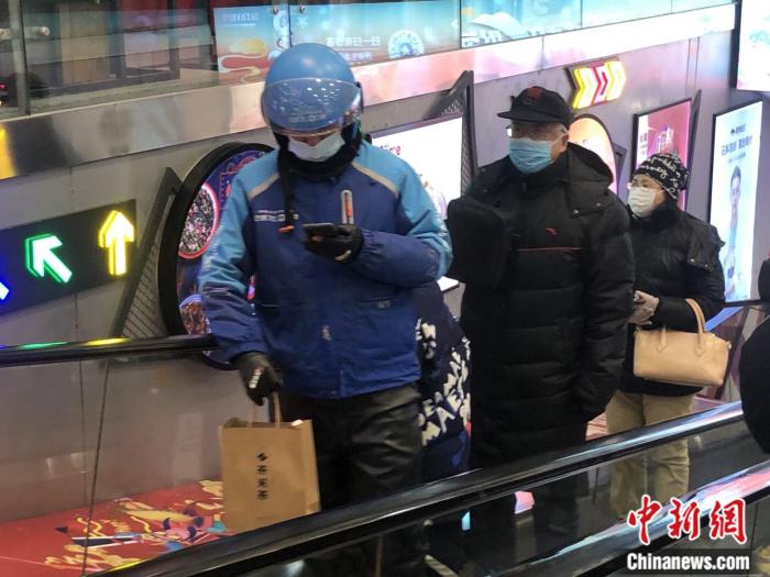 提著紙質包裝外賣的外賣員在送餐。<a target='_blank' href='http://www.chinanews.com/' >中新網</a> 左宇坤 攝