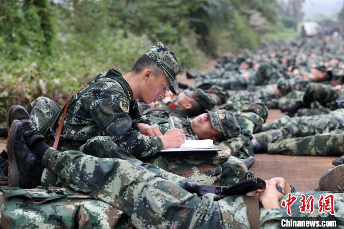 一名基層指揮員利用休息間隙制定作戰方案。　雷轍 攝