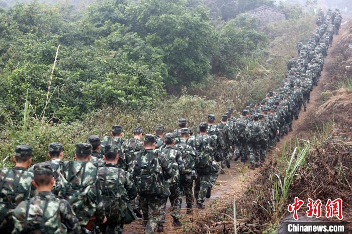 拉練官兵在田間小路行軍。　雷轍 攝