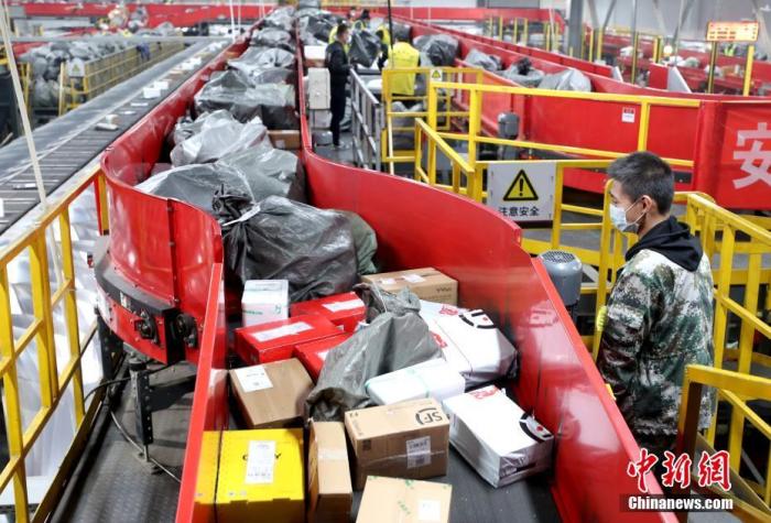 資料圖：工作人員分揀快遞。<a target='_blank' href='http://www.chinanews.com/'>中新社</a>記者 張宇 攝