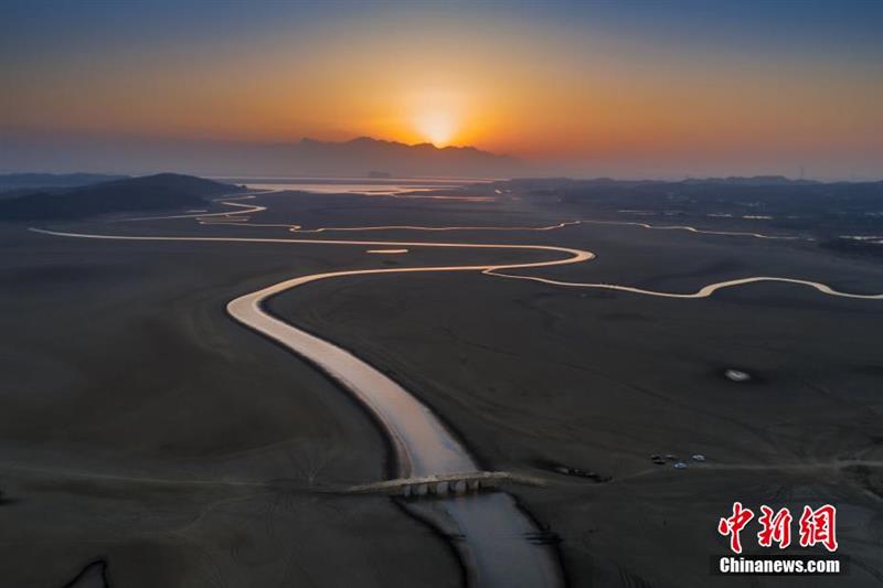 航拍江西湖口明代古橋現身鄱陽湖底