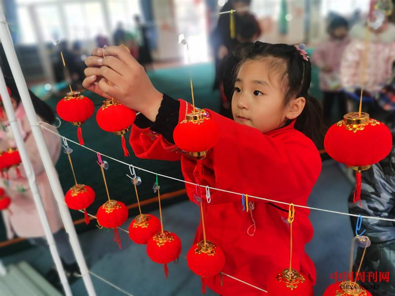 我是英語小達(dá)人，紅紅燈籠我來掛！_副本.jpg