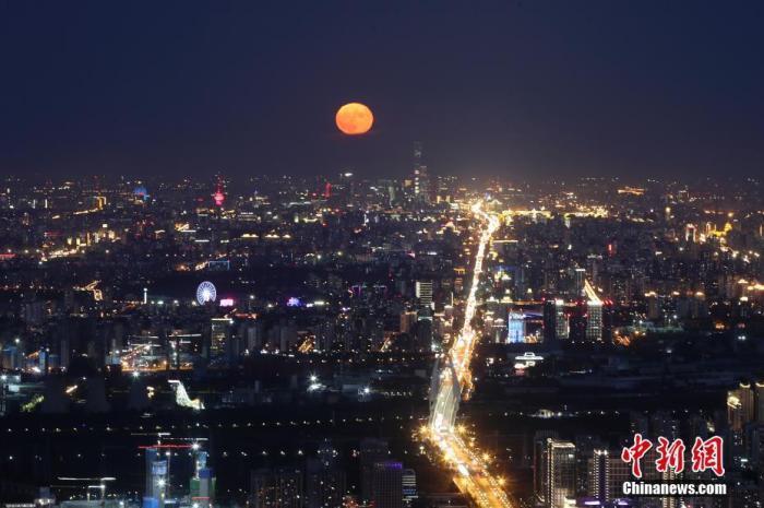 資料圖：2020年10月2日，北京，一輪明月在夜晚逐漸升起。<a target='_blank' href='http://www.chinanews.com/'>中新社</a>記者 盛佳鵬 攝 