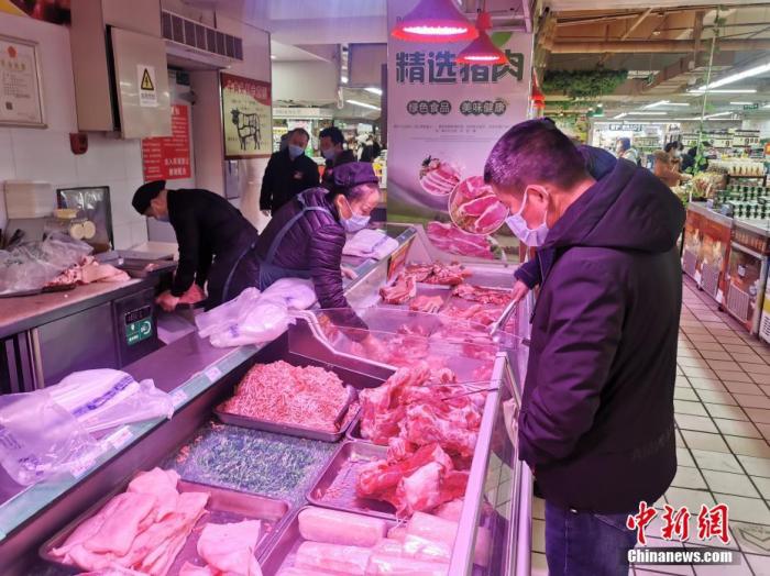 資料圖：民眾在滿洲里一超市內選購。 <a target='_blank' href='http://www.chinanews.com/'>中新社</a>發 莫鈺 攝