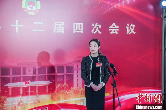 肖茈亓接受記者聯合采訪。　陳冠言 攝