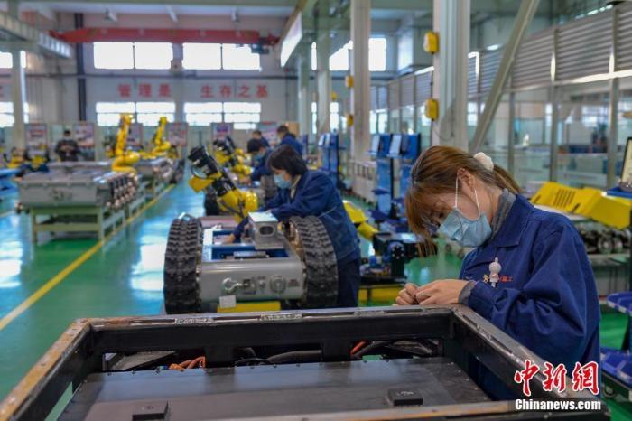 資料圖：工人正在組裝機器人。<a target='_blank' href='http://www.chinanews.com/'>中新社</a>記者 田雨昊 攝
