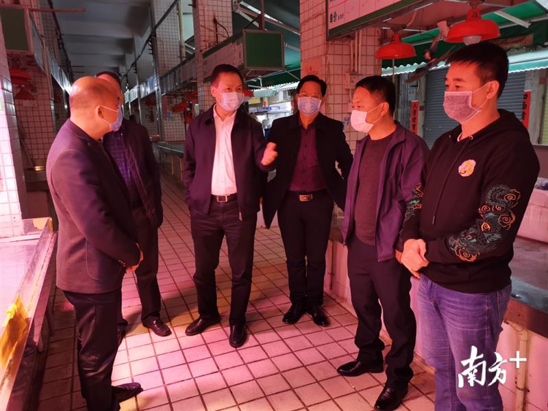 深入一線督導(dǎo)疫情防控措施落實(shí)情況。