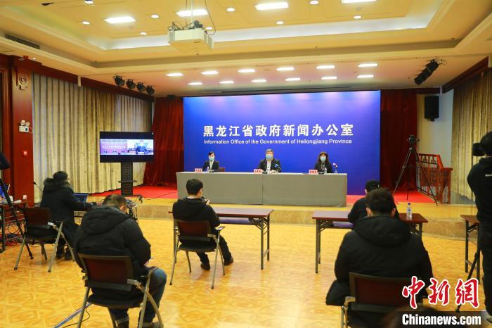 2月1日，黑龍江省人民政府新聞辦公室舉行“黑龍江省應(yīng)對(duì)新冠肺炎疫情防控工作”系列新聞發(fā)布會(huì)。　石啟立 攝