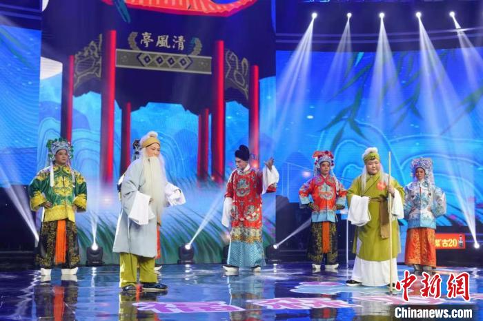 圖為1月31日，小選手們在擂臺賽現(xiàn)場表演。　孟俊寶 攝