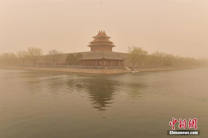 3月15日,北京故宮角樓籠罩在沙塵中。<a target='_blank' href='http://www.chinanews.com/'>中新社</a>記者 田雨昊 攝 點擊進入下一頁