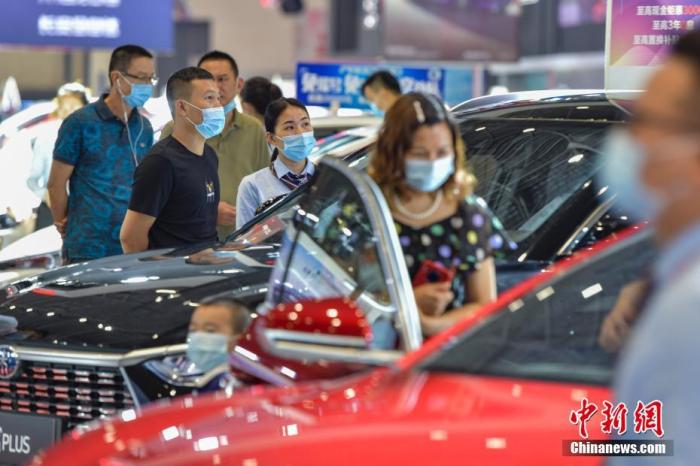 資料圖:圖為民眾在車展選購汽車。 <a target='_blank' href='http://www.chinanews.com/'>中新社</a>記者 駱云飛 攝 點擊進入下一頁