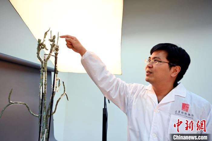 余健介紹三星堆3號青銅神樹修復情況。　安源 攝