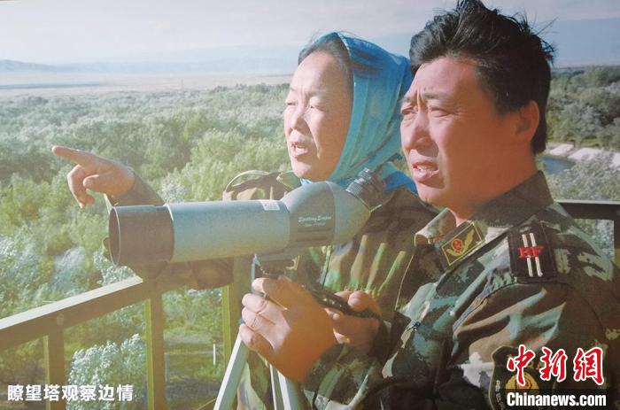 馬軍武夫婦在瞭望塔觀察邊情。(翻拍資料圖) 戚亞平 攝