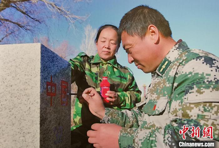 巡邊途中，馬軍武夫婦為界碑描紅。(翻拍資料圖) 戚亞平 攝